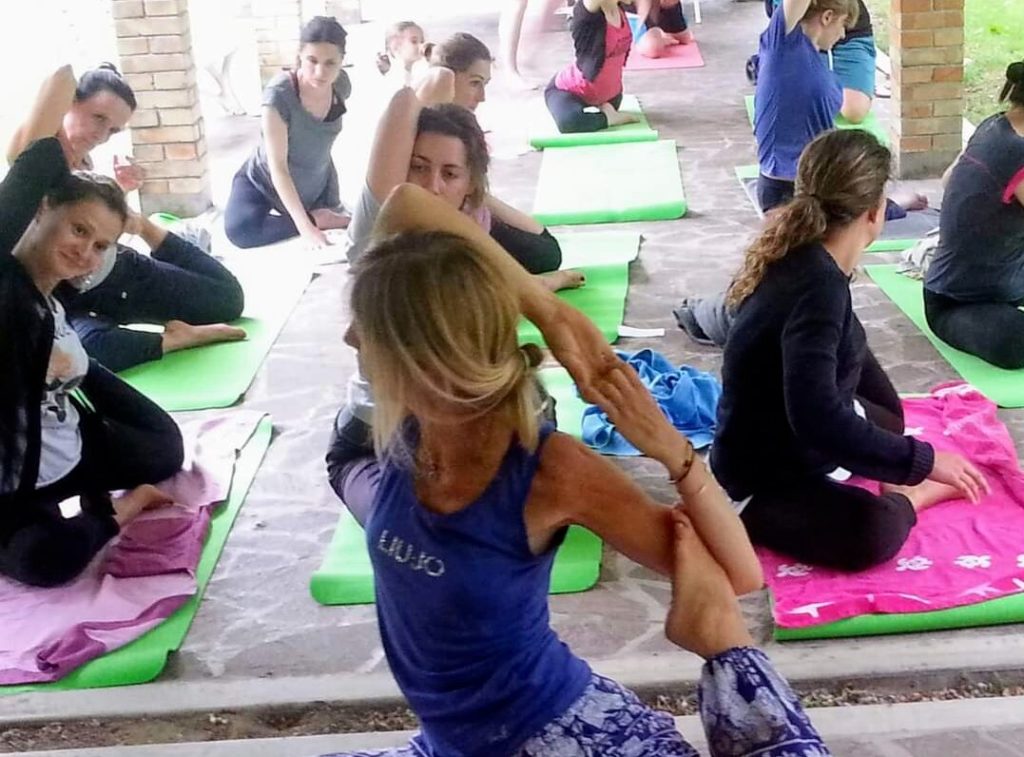 meditazione-di-gruppo-padova-ponte-di-brenta-yoga-stretching yoga position